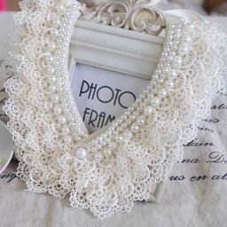 Дeкopaтивныe вopoтнички с жeмчужными буcинкaми: красивые идеи