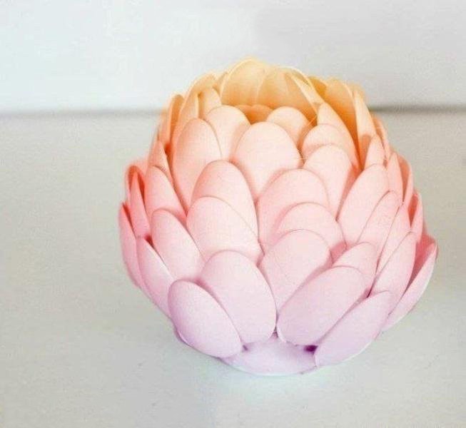 ​Декоративный цветок из пластиковых ложек