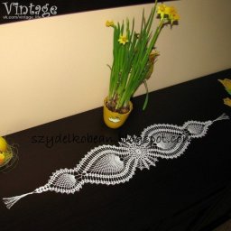 Изысканная продолговатая салфетка крючком