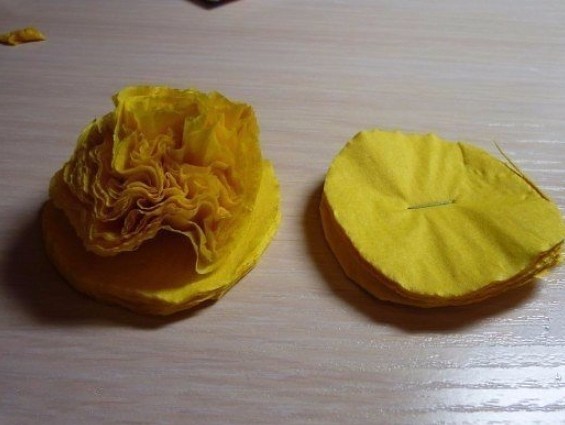 Яркий букет из обычных салфеток