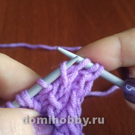 ​Красивая рельефная коса-резинка спицами