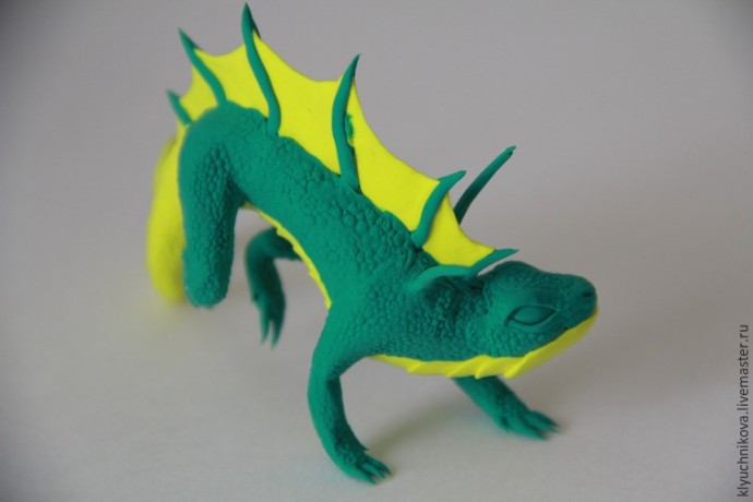 Лепим чудесного интерьерного дракончика из бархатного пластика