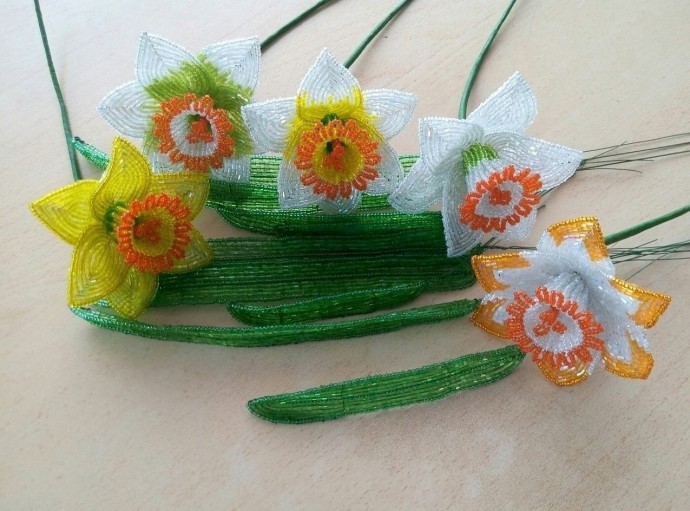 Весенняя композиция из бисера и рубки