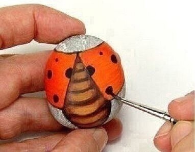 Божьи коровки из камушков