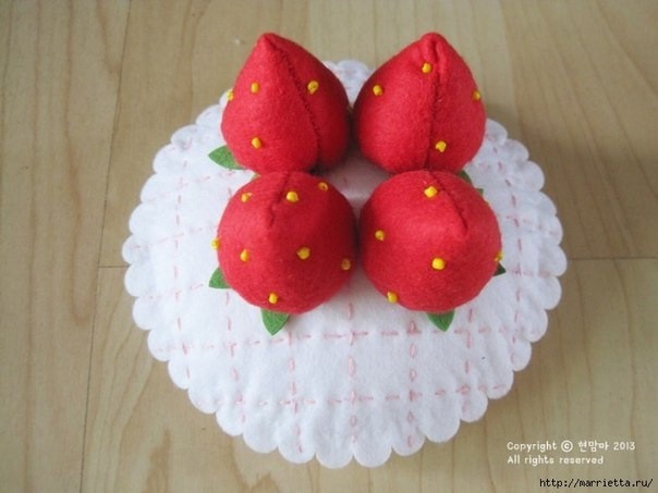 Клубничный кекс из фетра: мини-мастер-класс