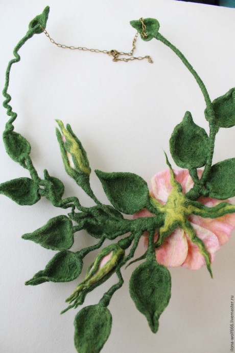 Шикарное колье с розой из войлока