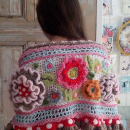 Яркие варианты вязаных накидок с цветами и узорами