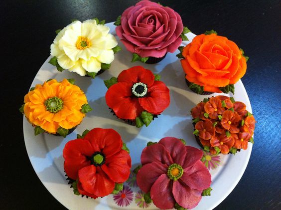 Украшение выпечки цветами изумительной красоты: тонкая грань кулинарии и рукоделия