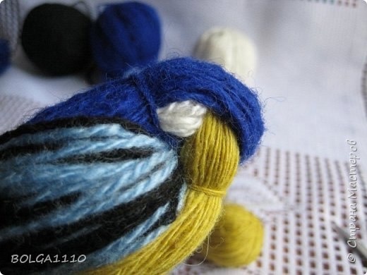 Забавная синичка из ниток Забавная синичка из ниток