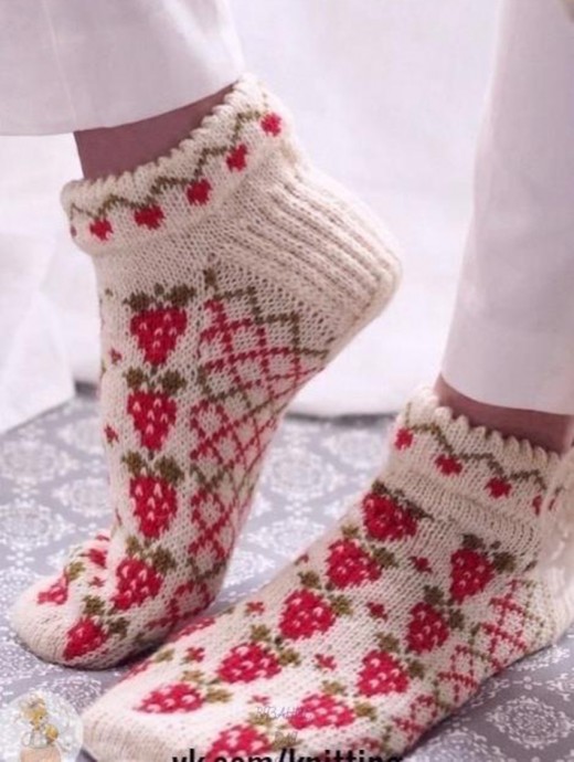 Белые носочки с красными клубничками