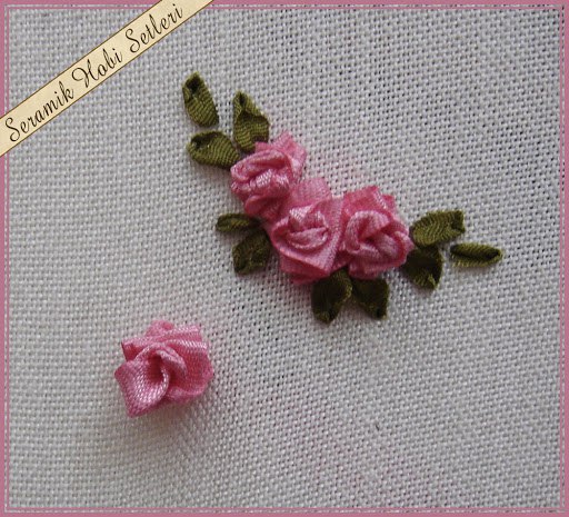 Букетик из роз, который вышит лентами