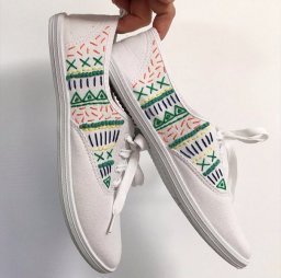 ​Как превратить простые кеды в эксклюзивную вещь за пару стежков