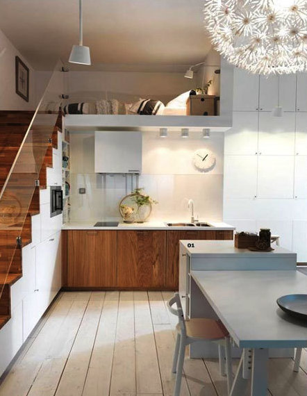 Кровать на импровизированном втором этаже при высоких потолках