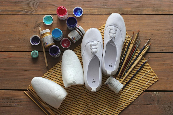 Мастер-класс по росписи кед с перьями от Даши Лапшиной Мастер-класс по росписи кед с перьями от Даши Лапшиной