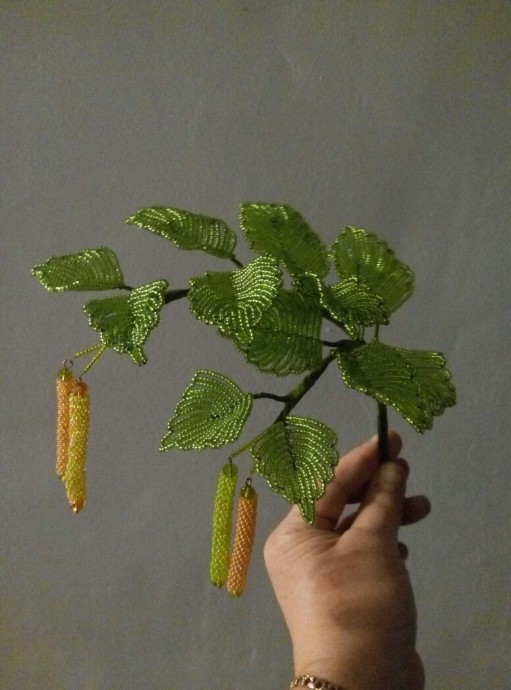 ​Нарциссы и ветка ольхи из бисера