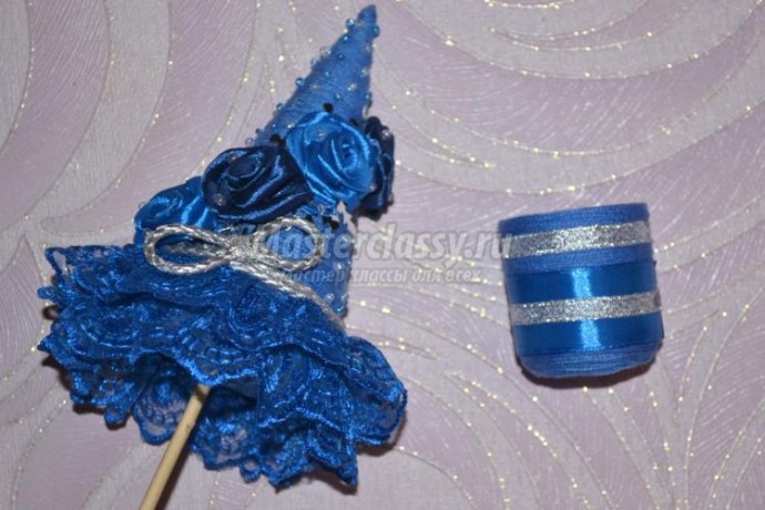 Новогодняя ёлочка из ниток и кружева с розами