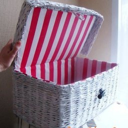 Сундучок, который сплетен при помощи газетных трубочек