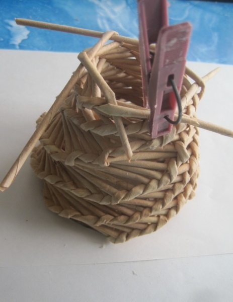 Вазочка из газетных трубочек