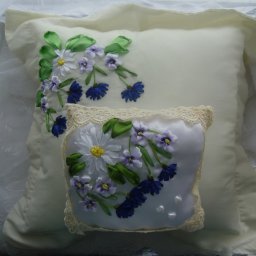 Вышивка лентами на свадебной подушечке