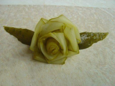 Как сделать розу из солёного огурчика