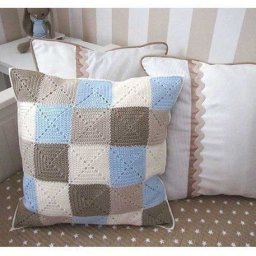 Подушка из квадратных мотивов: мастер-класс