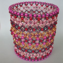 Подсвечник из пластиковой бутылки и бусин