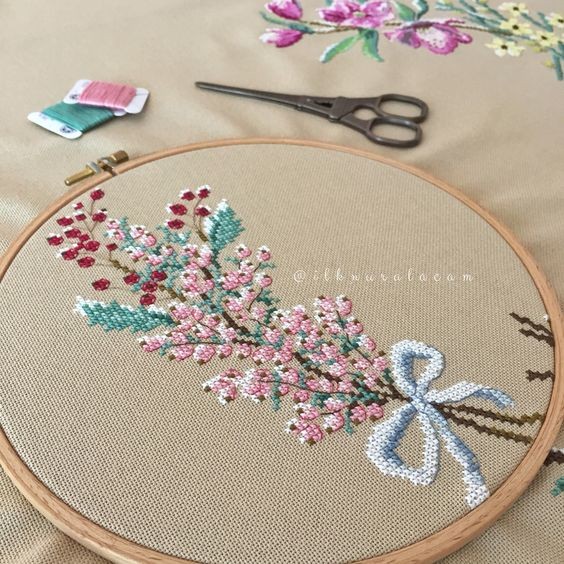 Нежная цветочная вышивка крестом