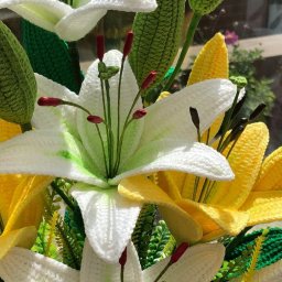 Нежные лилии крючком