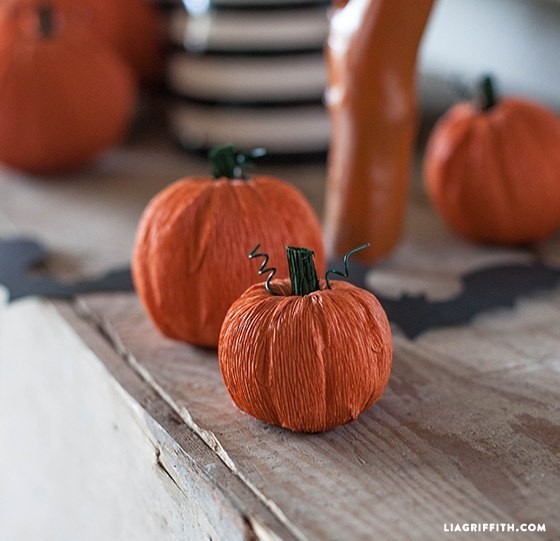 Тыковки из креповой бумаги