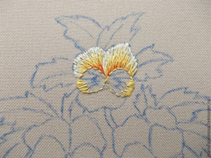 Вышиваем гладью анютины глазки