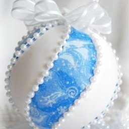 Декорируем елочные шары тканью