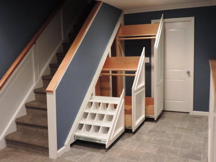 Использование пространства под лестницей с пользой: идеи