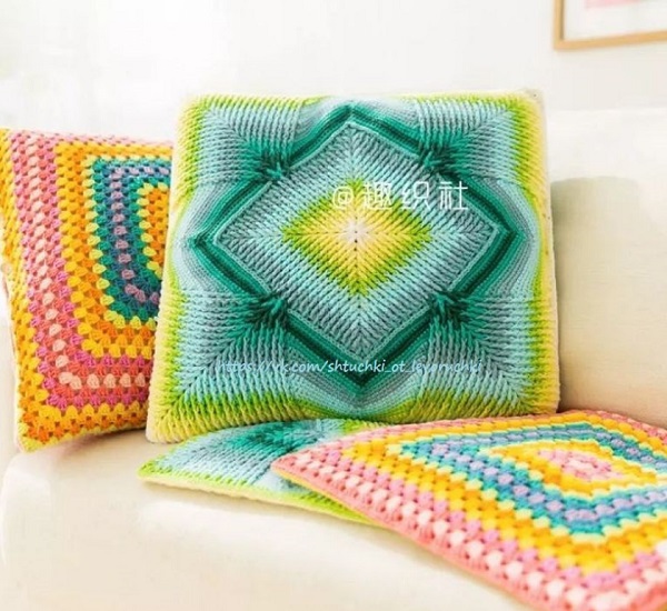 Яркие подушки крючком