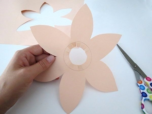 Декорируем подсвечники бумажными цветами