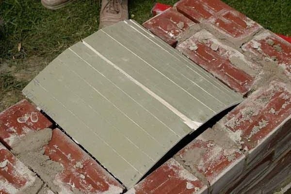 Простой стационарный мангал из кирпича своими руками