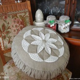 Удобная подушка с цветком