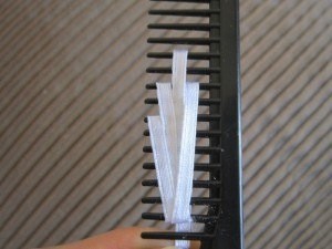 Ромашка из тонких ленточек на расческе: мастер-класс