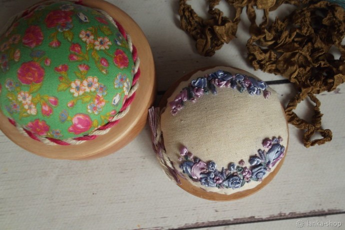 Игольница с вышивкой