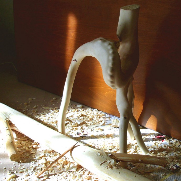 Деревянная статуэтка Деревянная статуэтка