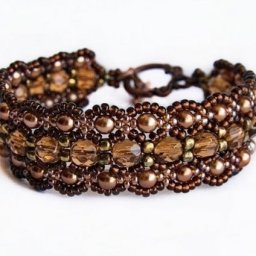 Кофейный браслет из бисера и бусин