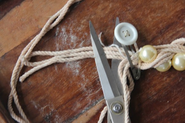 Ожерелье из верёвки и бусин