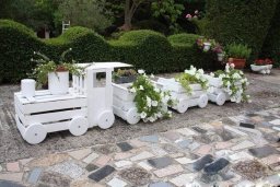 Паровозик-клумба из старых ящиков