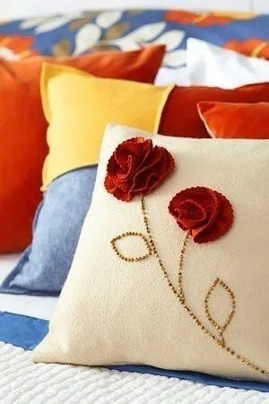Подушка с цветами