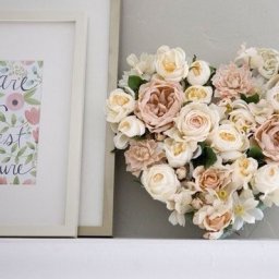 ​Сердце из искусственных цветов