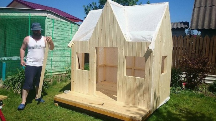 ​Домик для детских игр во дворе