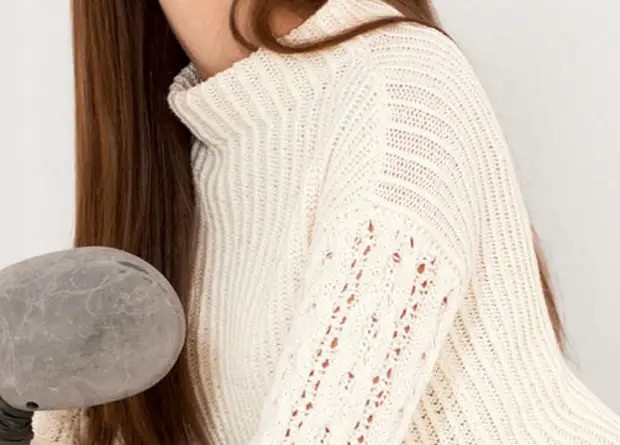 Белый свитер спицами в рубчик Белый свитер спицами в рубчик