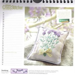 Минималистичная вышивка фиолетовых цветов