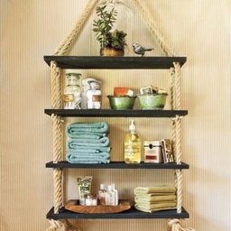 ​Подвесная полка из дощечек и толстой веревки