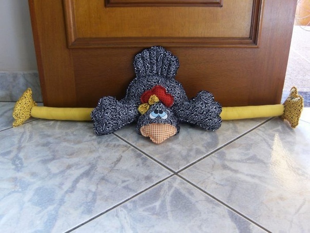 Забавные подушки от сквозняков