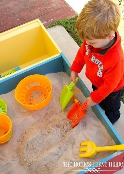 Удобная песочница из старого ненужного шкафа